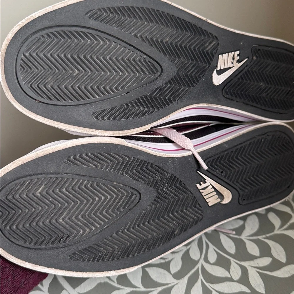 Nike Women's Black and Light Pink Sneakers sz 9 - Picture 6 of 9